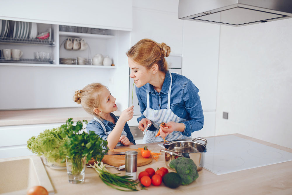 Tagesmutter und Kind beim Essen machen